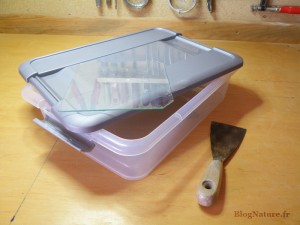 1. La boite en plastique et la vitre
